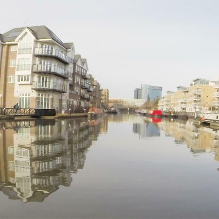 Slick Suite In A Waterside West-London Development Brentford Extérieur photo