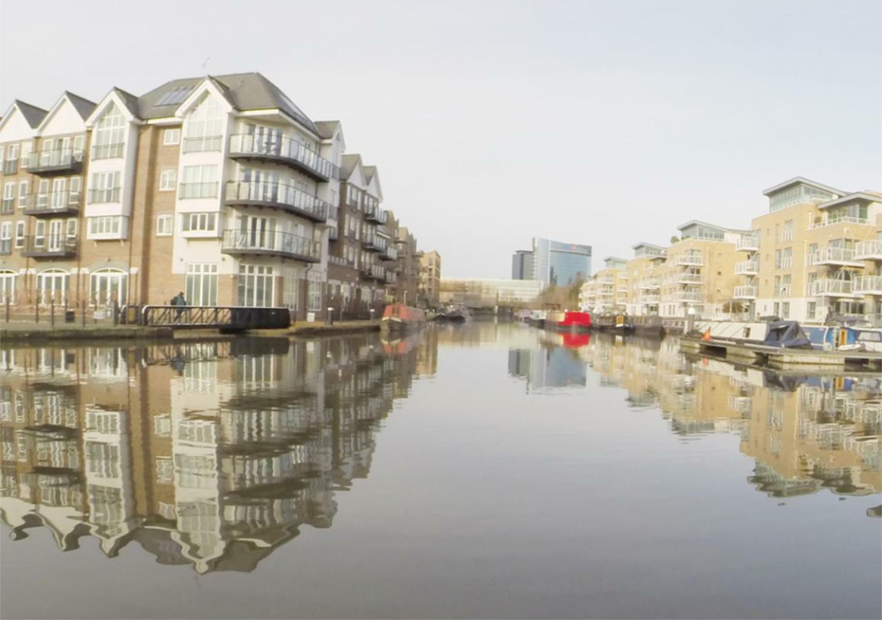 Slick Suite In A Waterside West-London Development Brentford Extérieur photo