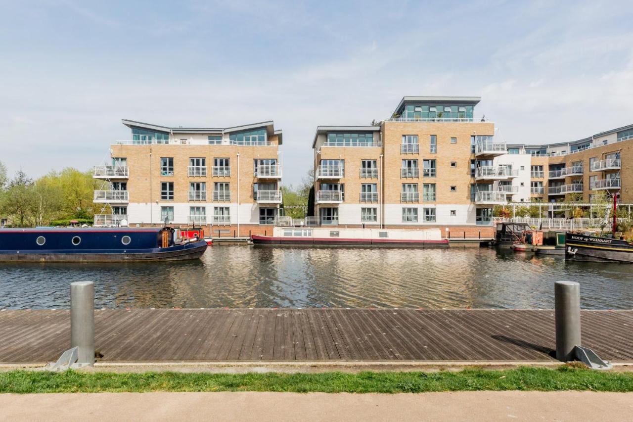 Slick Suite In A Waterside West-London Development Brentford Extérieur photo